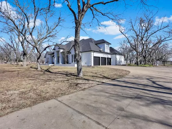 Granbury, TX 76049,5501 Equestrian Drive