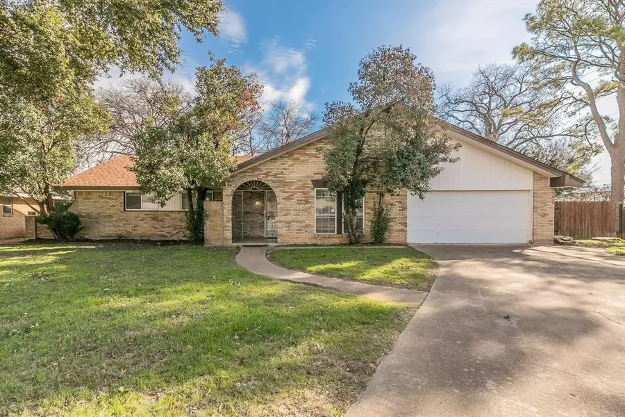 2005 Winewood Lane, Arlington, TX 76013