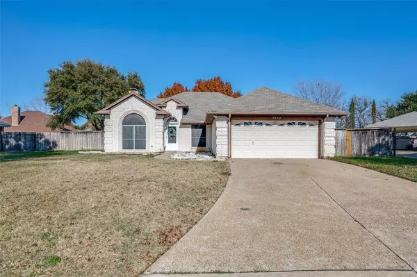 2662 Village Green Drive, Grand Prairie, TX 75052