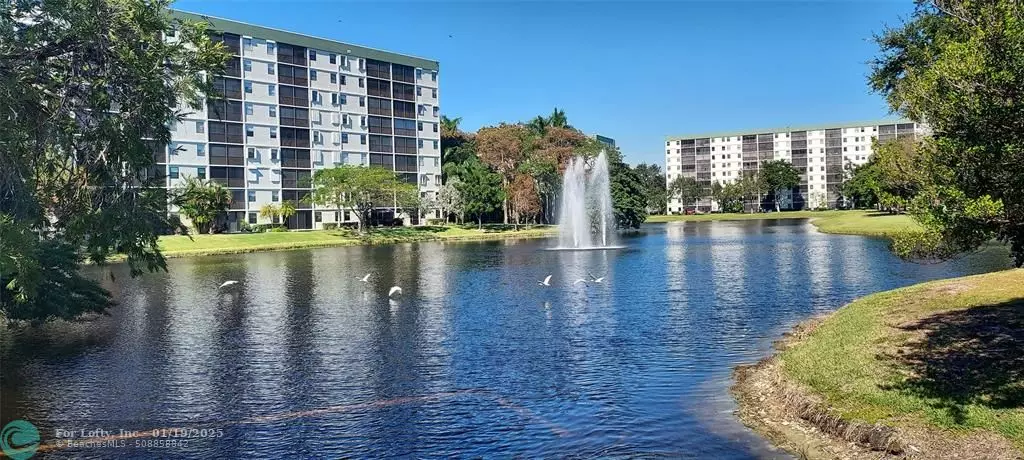 Pompano Beach, FL 33069,2334 S Cypress Bend Dr  #202