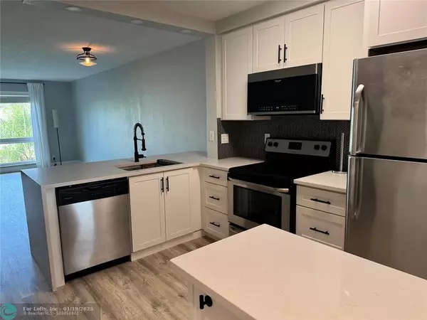 Pompano Beach, FL 33306,2104 S CYPRESS BEND DRIVE  #405