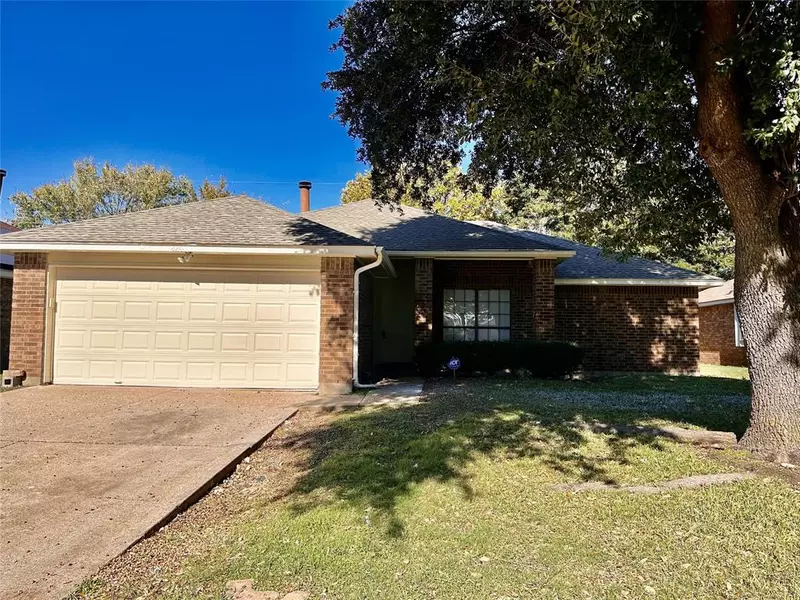 824 Larue Drive, Cedar Hill, TX 75104