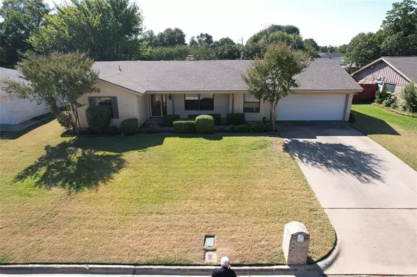 Hurst, TX 76054,417 W Pleasantview