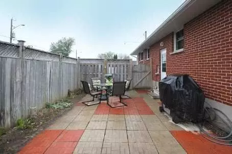 Oshawa, ON L1J 3E4,352 Garden Crt S CT