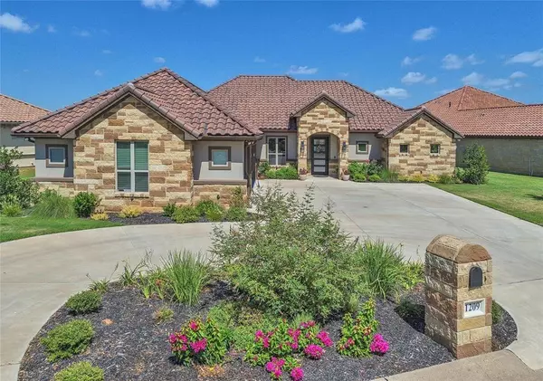 1209 Catalina Bay Boulevard, Granbury, TX 76048