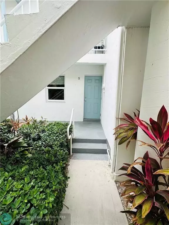 Miami Beach, FL 33141,7910 Abbott Ave  #5