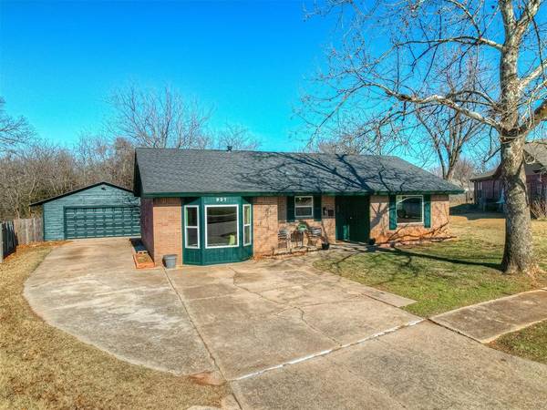 927 Woodlake Drive, Norman, OK 73071