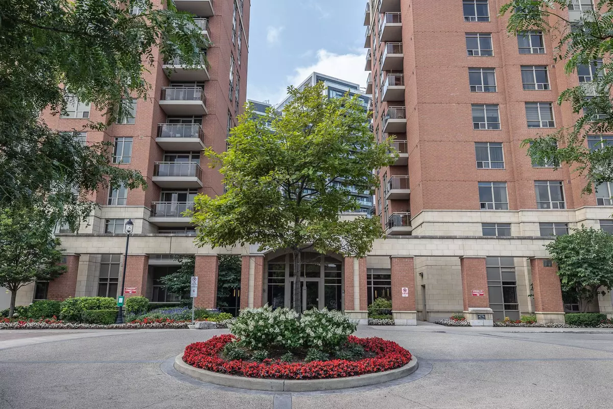 Richmond Hill, ON L4B 0C1,75 King William CRES #PH2