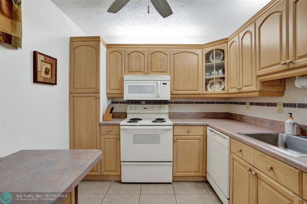 Lauderdale Lakes, FL 33311,2831 Somerset Dr  #414