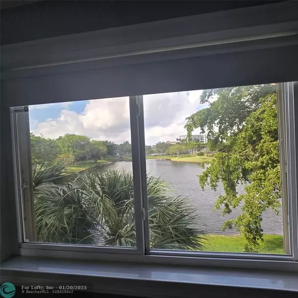 Pompano Beach, FL 33069,2108 S Cypress Bend Dr  #301