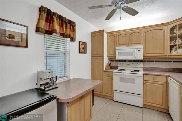 Lauderdale Lakes, FL 33311,2831 Somerset Dr  #414