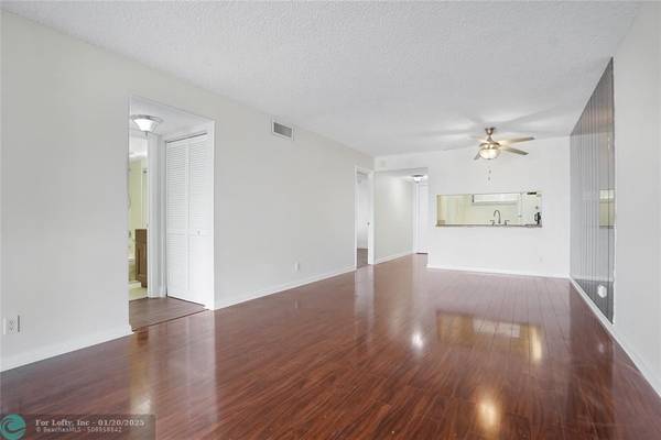 Oakland Park, FL 33309,109 LAKE EMERALD DR  #110