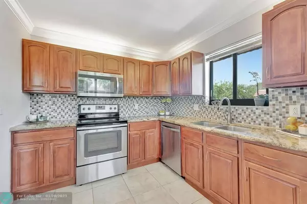 Weston, FL 33326,334 Lakeview Dr  #204