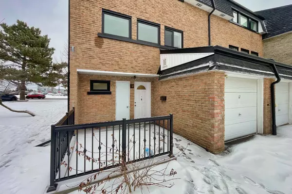 Aurora, ON L4G 3L3,12 Poplar CRES #34