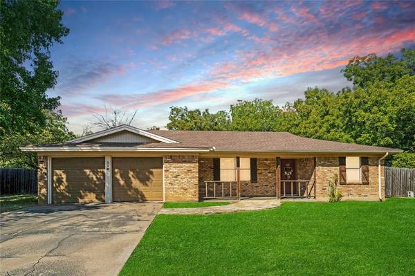 729 Plaza Drive, Fort Worth, TX 76140