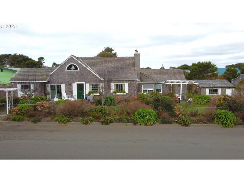 640 8TH ST SW, Bandon, OR 97411