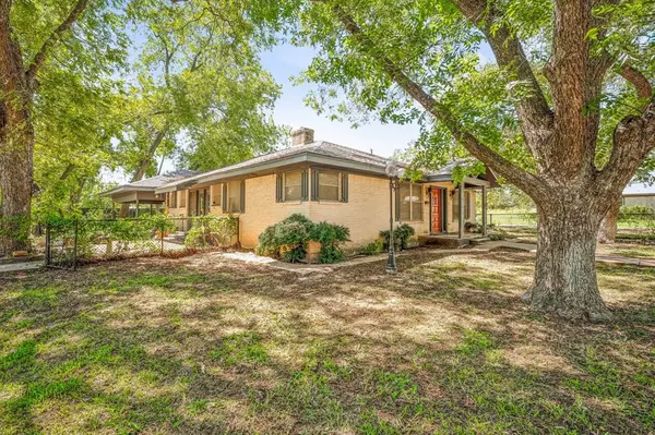 De Leon, TX 76444,232 W Pecan Avenue