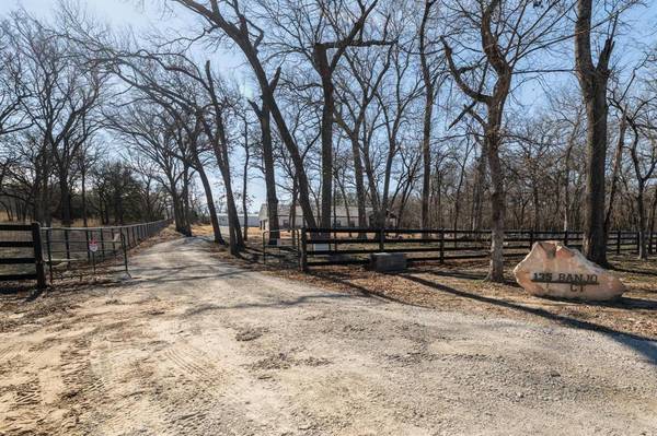 135 Banjo Court, Alvord, TX 76225