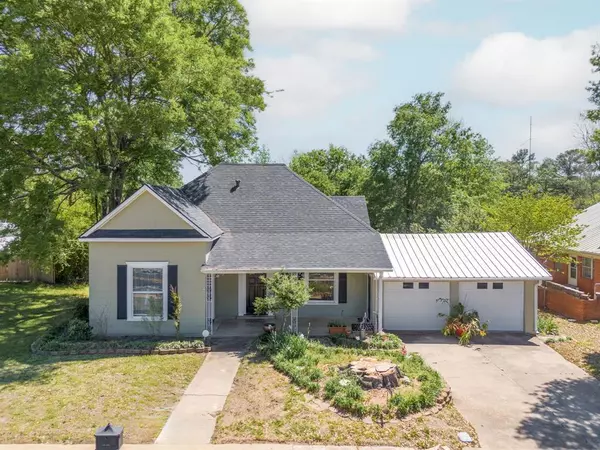 406 E Henderston Street, Overton, TX 75684