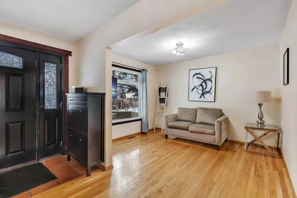 Calgary, AB T3B 3N2,6724 Silverdale RD NW