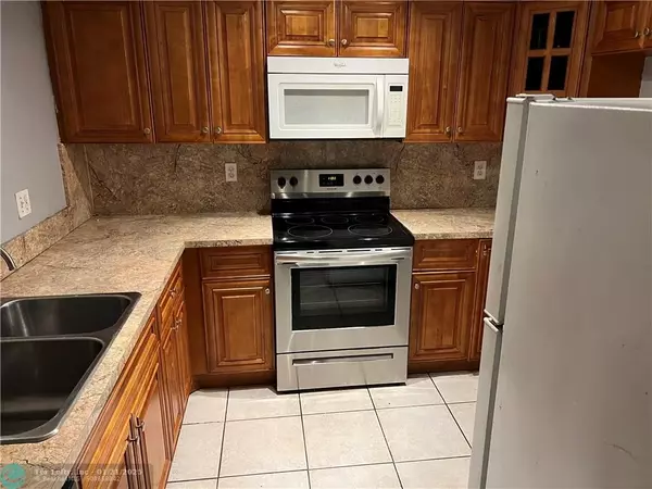 Coral Springs, FL 33065,2810 E RIVERSIDE DR  #206A