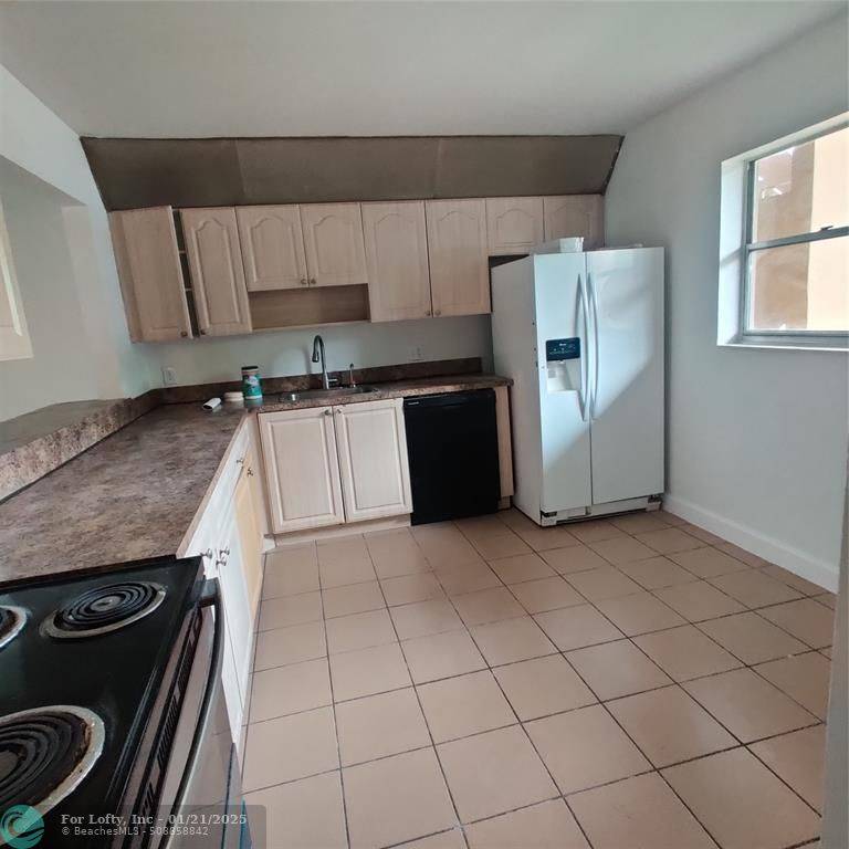 Davie, FL 33314,4131 Stirling Rd  #101