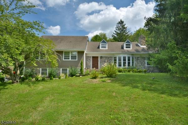 4 Spring Ln, Warren Twp., NJ 07059