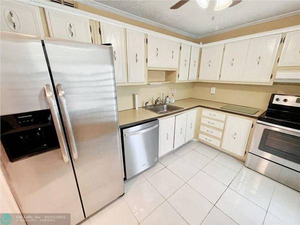 4141 NW 44th Ave  #420, Lauderdale Lakes, FL 33319