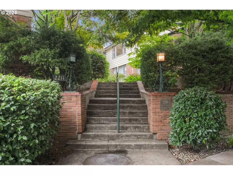 2211 NE HALSEY ST #9, Portland, OR 97232