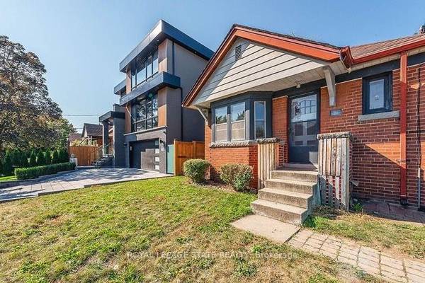 22 Woodgate DR, Toronto W03, ON M6N 4W3