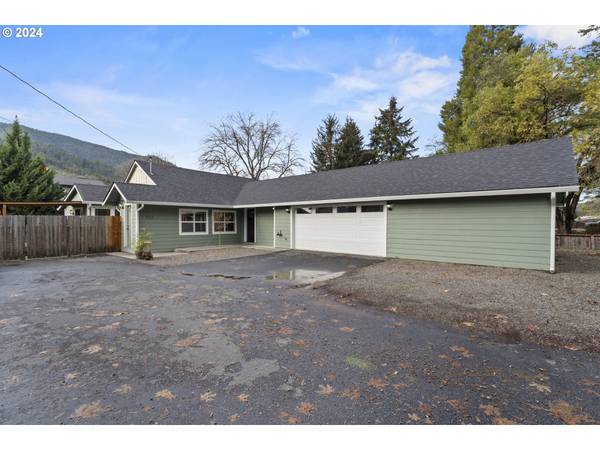 Rogue River, OR 97537,935 PINE ST