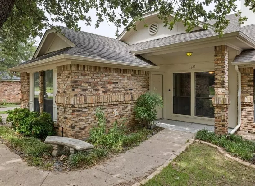 1817 Crooked Lane, Fort Worth, TX 76112