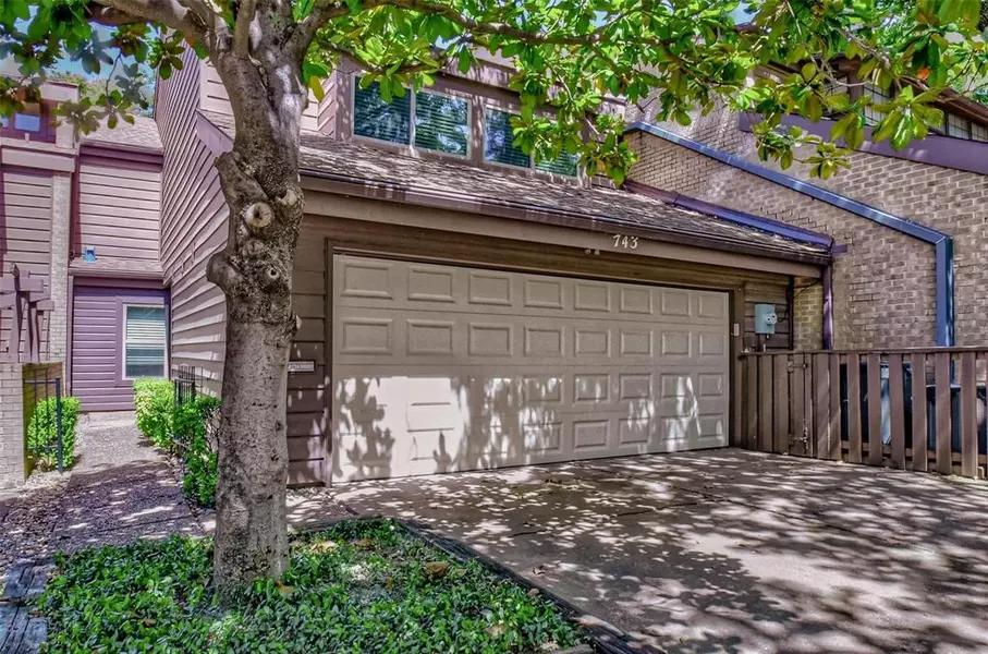 743 Oakwood Trail, Fort Worth, TX 76112