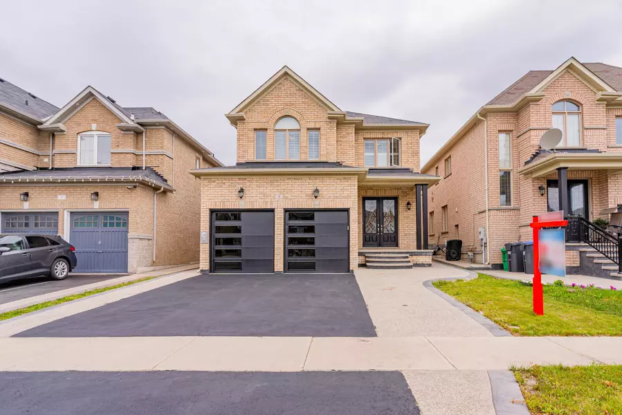 5 Drummondville DR, Brampton, ON L6P 3M8