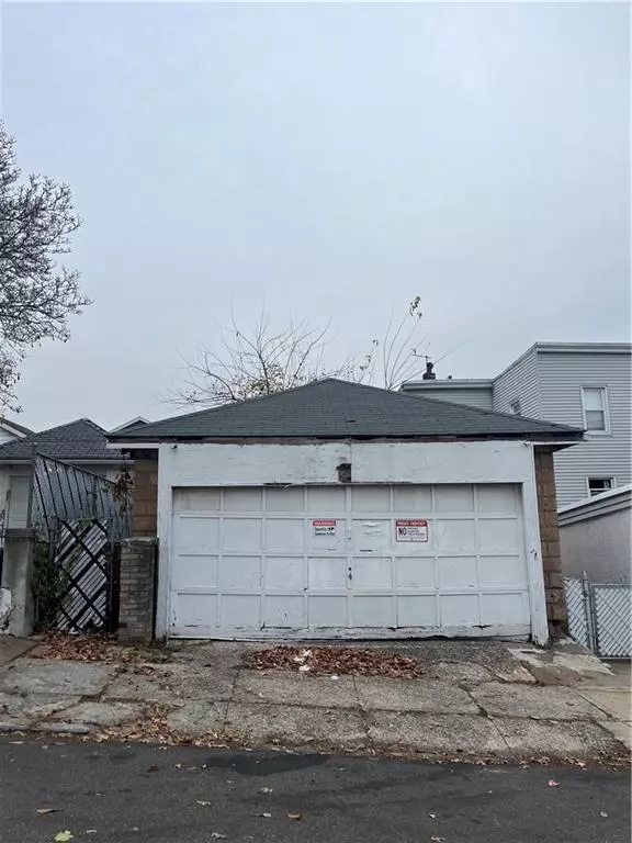 Staten  Island, NY 10305,279 Clifton AVE