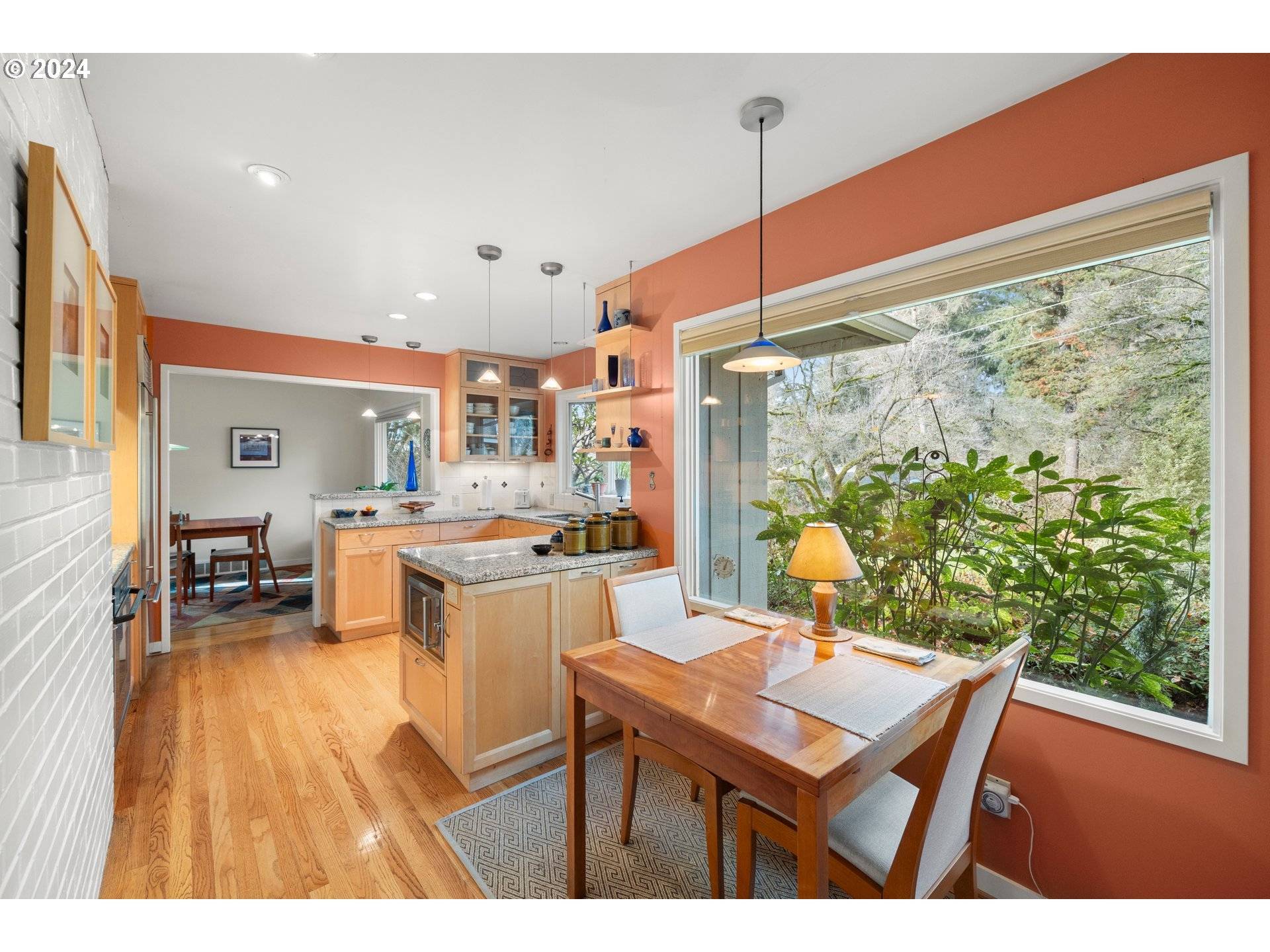 Lake Oswego, OR 97034,2160 CREST DR
