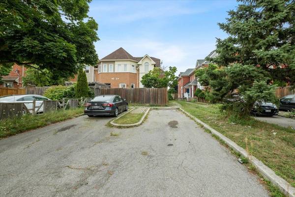 69 Shady Pine CIR, Brampton, ON L6R 1K3