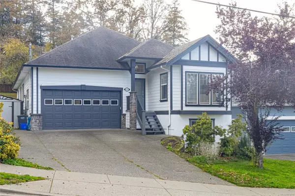 727 Rogers Ave, Saanich, BC V8X 5K6