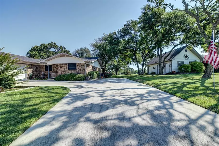 412 Half Moon Way, Runaway Bay, TX 76426