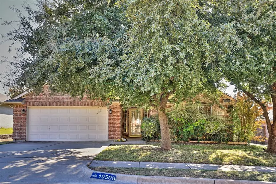 10509 Stonehill Drive, Benbrook, TX 76126