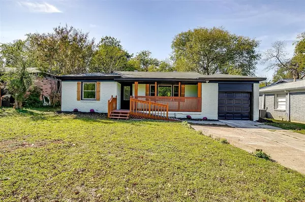 520 Sandell Drive,  White Settlement,  TX 76108