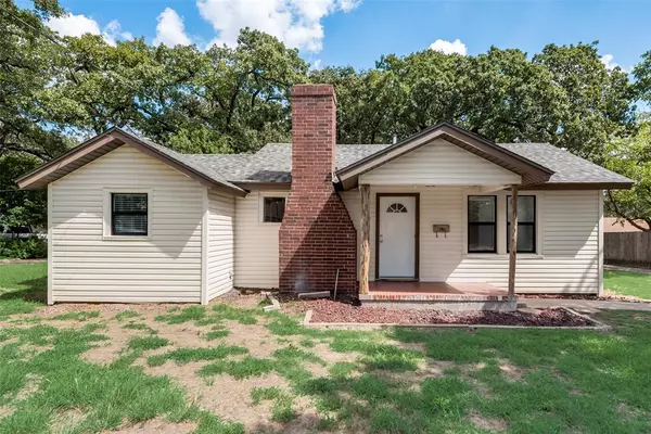 1304 Oak Knoll Drive,  Haltom City,  TX 76117