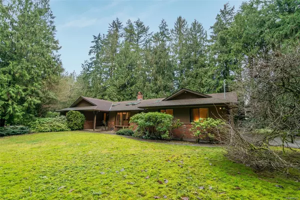 1011 Hollywood Rd, Qualicum Beach, BC V9K 1N2