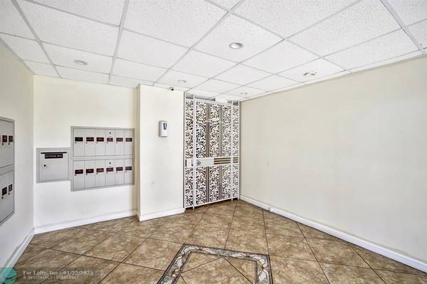 Hollywood, FL 33019,1901 S Ocean  #202