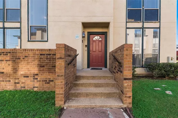 Dallas, TX 75231,7135 Fair Oaks Avenue #21