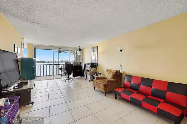 Oakland Park, FL 33309,105 Lake Emerald Dr  #410