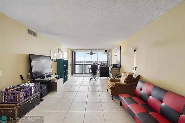 Oakland Park, FL 33309,105 Lake Emerald Dr  #410