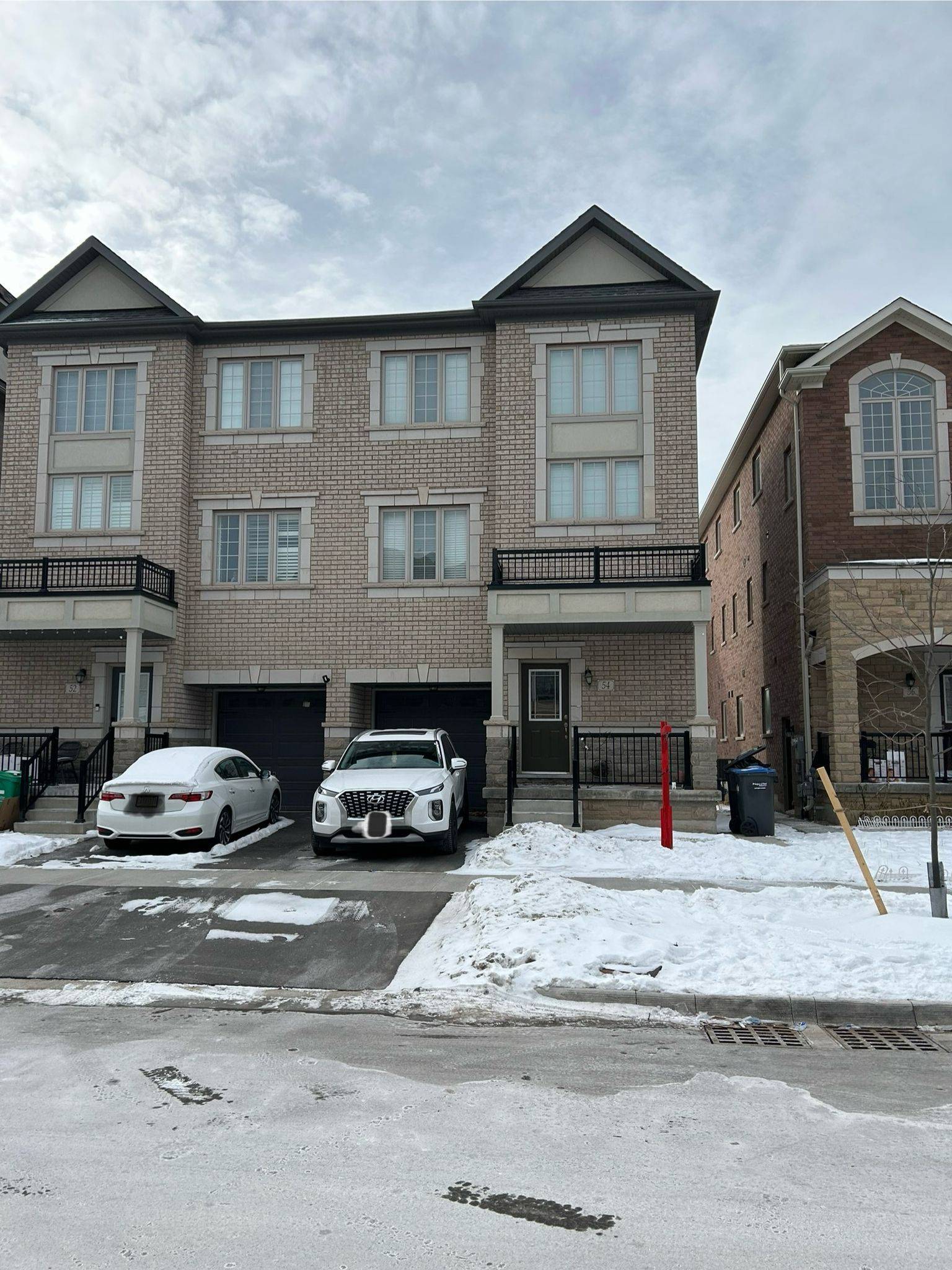 Brampton, ON L6Y 6K1,54 Hashmi PL