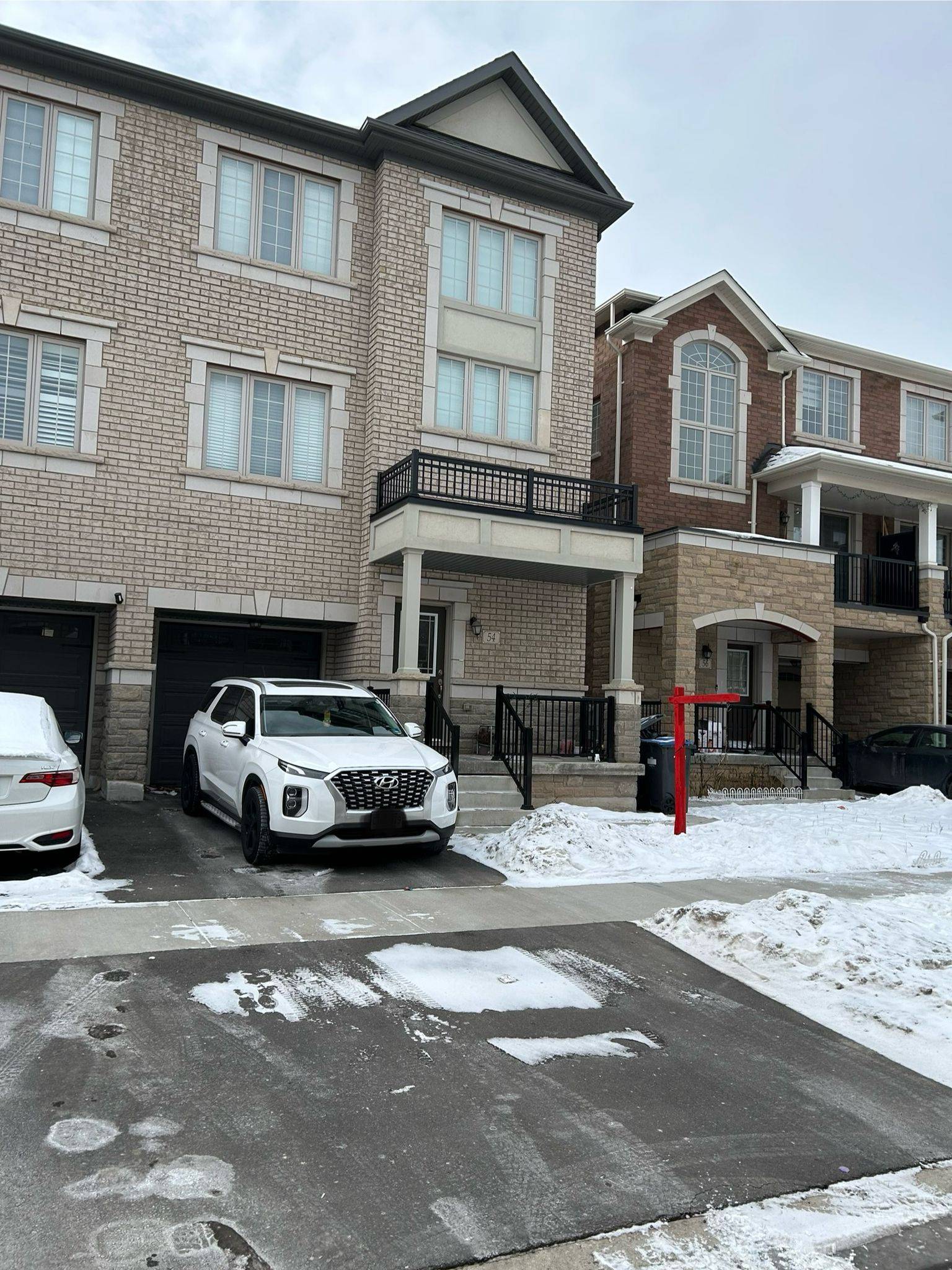 Brampton, ON L6Y 6K1,54 Hashmi PL