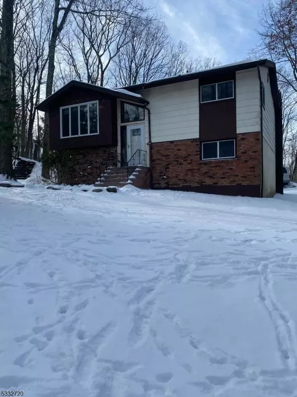 13 Loyola Ct, Hopatcong Boro, NJ 07843